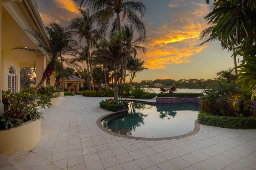 Poolside Perspective: Six Homes with Views that Make a Splash